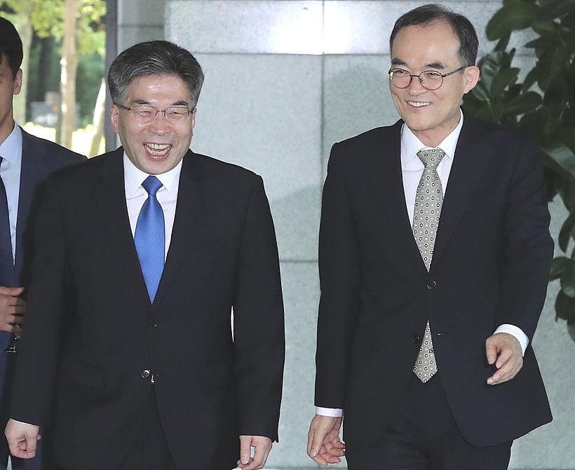 민갑룡 경찰청장(사진 왼쪽)과 문무일 검찰총장 ▲ 민갑룡 경찰청장(사진 왼쪽)과 문무일 검찰총장