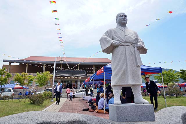 ‘박치기 왕’ 김일 석상 뒤로 김일기념체육관이 보인다. ▲ ‘박치기 왕’ 김일 석상 뒤로 김일기념체육관이 보인다.