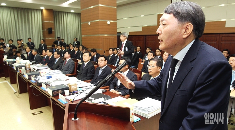 서울고검 국정감사에 출석해 답변하는 윤석열 검찰총장 내정자 ⓒ사진공동취재단 ▲ 서울고검 국정감사에 출석해 답변하는 윤석열 검찰총장 내정자 ⓒ사진공동취재단