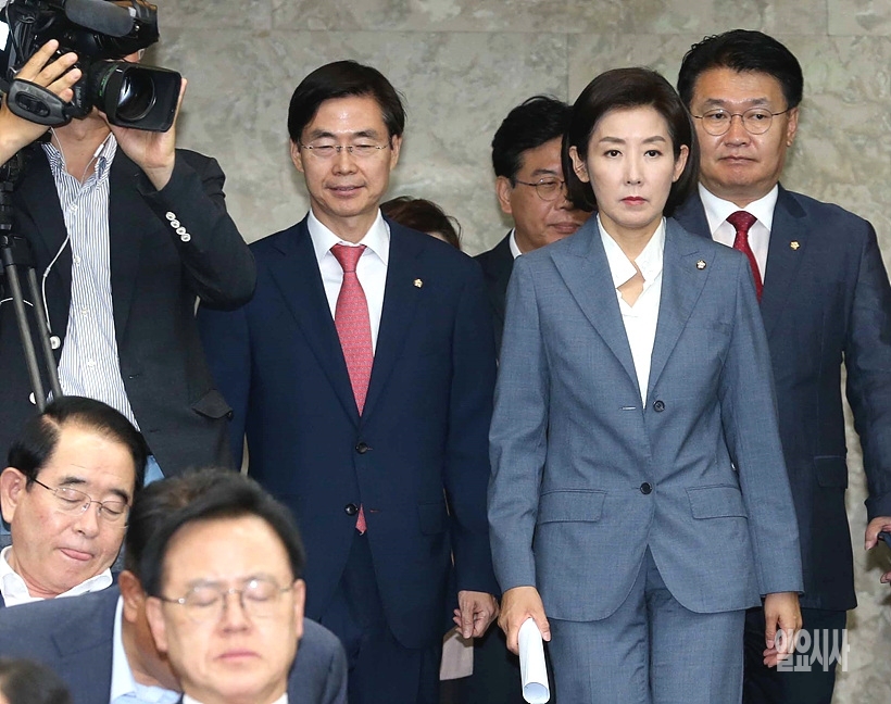 최근 여야3당 원내대표 회동서 국회 정상화가 이뤄진 후 합의문이 야당에 의해 어그러지면서 나경원 자유한국당 원내대표(사진 오른쪽 앞)의 리더십이 흔들리고 있다. ▲ 최근 여야가 합의했던 국회 정상화 합의문이 야당에 의해 어그러지는 등 나경원 자유한국당 원내대표의 리더십이 흔들리고 있다.