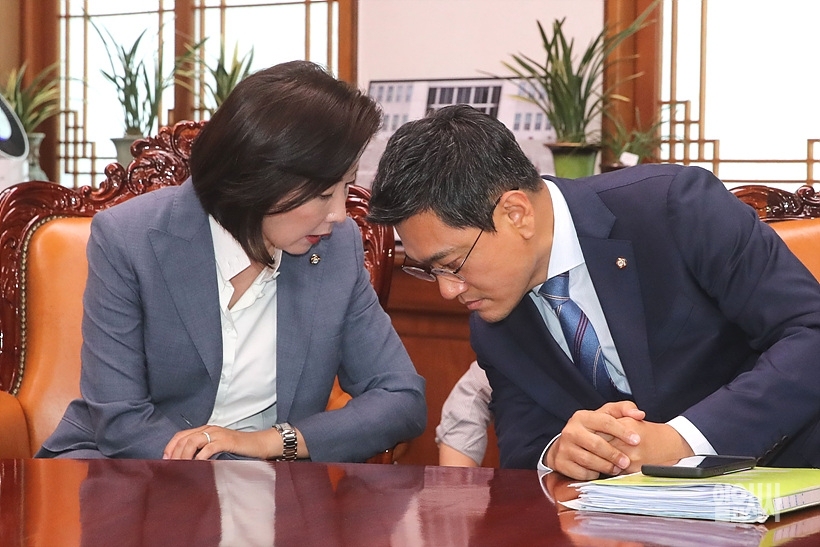 대화 나누는 나경원 자유한국당 원내대표와 오신환 바른미래당 원내대표 ▲ 대화 나누는 나경원 자유한국당 원내대표와 오신환 바른미래당 원내대표