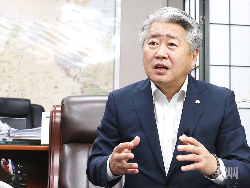 최근 ‘여객자동차 운수사업법’ 일부 개정안을 대표 발의한 오영훈 더불어민주당 의원이 <일요시사>와 인터뷰를 갖고 있다. ▲ ▲ 최근 ‘여객자동차 운수사업법’ 일부 개정안을 대표발의한 오영훈 더불어민주당 의원이 <일요시사>와 인터뷰를 갖고 있다.