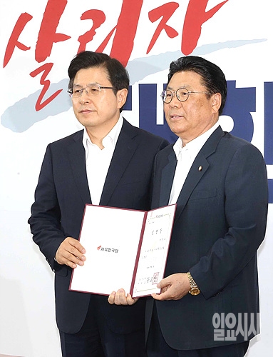 자유한국당 신임 사무총장이 된 박맹우 의원(사진 오른쪽) ▲ 자유한국당 신임 사무총장이 된 박맹우 의원