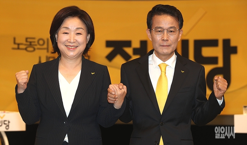 정의당 당 대표 선거에 출마한 심상정 전 대표(사진 왼쪽)와 양경규 전 노동정치연대 대표가 지난 1일, SBS 당 대표 방송토론회에 앞서 기념촬영을 갖고 있다. ⓒ국회사진취재단 ▲ 정의당 당 대표 선거에 출마한 심상정 전 대표와 양경규 전 노동정치연대 대표가 토론회에 앞서 기념촬영을 갖고 있다. ⓒ국회사진취재단