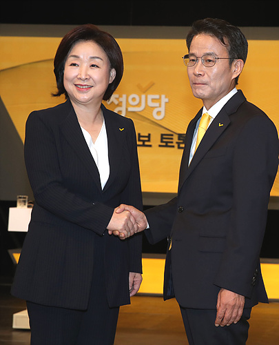 악수 나누는 심상정 전 대표와 양경규 전 노동정치연대 대표 ⓒ국회사진취재단 ▲ ▲악수 나누는 심상정 전 대표와 양경규 전 노동정치연대 대표 ⓒ국회사진취재단