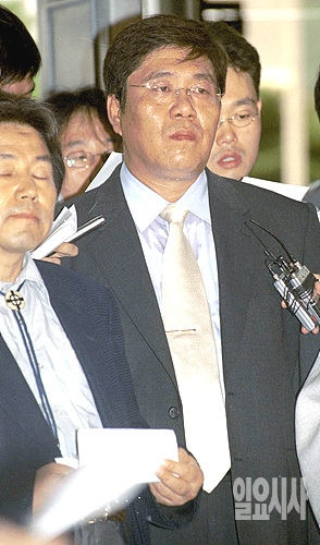검찰 출두 중인 김대업씨 ▲ 검찰 출두 중인 김대업씨