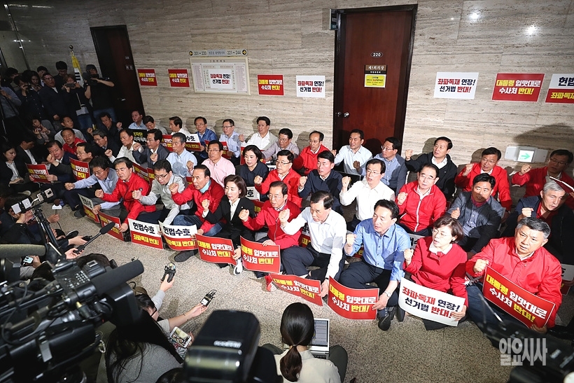 지난 4월25일, 패트스트랙 처리 과정서 발생했던 고소·고발전과 관련해 자유한국당이 최근 경찰에 외압을 행사했다는 의혹이 제기돼 논란이 일고 있다. ⓒ사진공동취재단 ▲ 패트스트랙 고소·고발전과 관련해 자유한국당이 최근 경찰에 외압을 행사했다는 의혹이 제기돼 논란이 일고 있다. ⓒ사진공동취재단