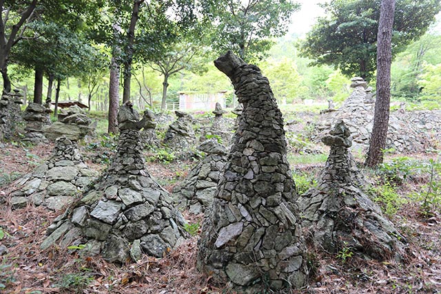 각양각색 돌탑이 볼거리를 더한다. ▲ 각양각색 돌탑이 볼거리를 더한다.