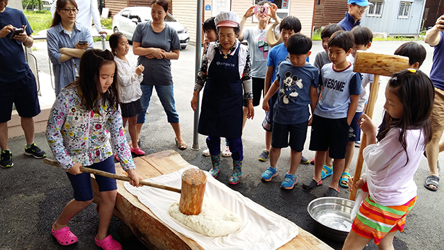 전통 떡메 치기 체험 <사진제공:배바위카누마을> ▲ 전통 떡메 치기 체험 <사진제공:배바위카누마을>
