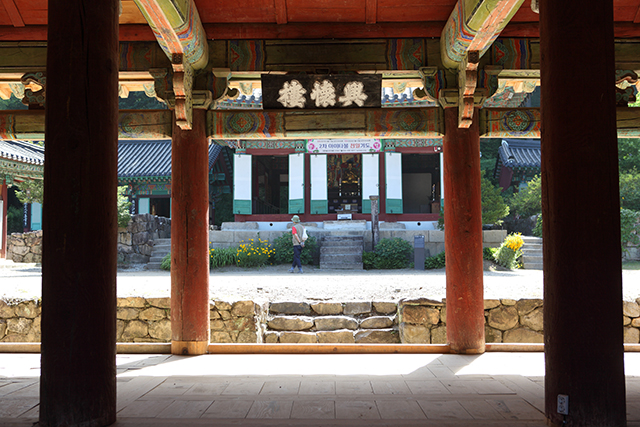 수타사는 흥회루 기둥 사이로 절 마당과 대적광전이 훤히 보이는 구조가 이채롭다. ▲ 수타사는 흥회루 기둥 사이로 절 마당과 대적광전이 훤히 보이는 구조가 이채롭다.