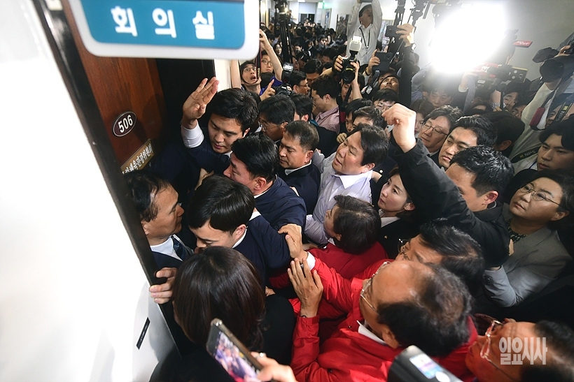 몸싸움 중인 여야 국회의원들 ⓒ사진공동취재단 ▲ 몸싸움 중인 여야 국회의원들 ⓒ사진공동취재단