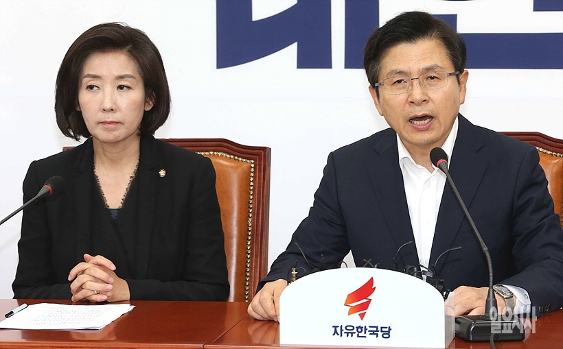 황교안 자유한국당 대표(사진 오른쪽)와 나경원 원내대표 ▲ 황교안 자유한국당 대표(사진 오른쪽)와 나경원 원내대표