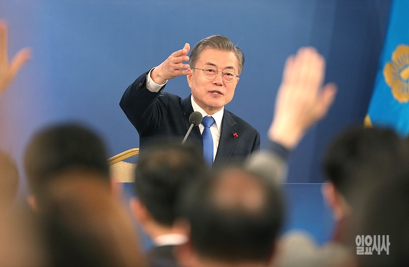 기자회견서 취재진 질문에 답변하는 문재인 대통령 ⓒ청와대 ▲ 기자회견서 취재진 질문에 답변하는 문재인 대통령 ⓒ청와대