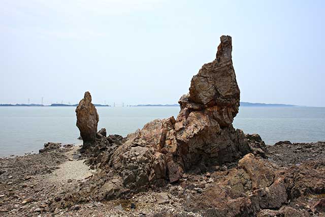 구봉도낙조전망대 가는 길에 만난 구봉이선돌. 큰 바위가 할아배바위, 작은 바위가 할매바위다 ▲ 구봉도낙조전망대 가는 길에 만난 구봉이선돌. 큰 바위가 할아배바위, 작은 바위가 할매바위다