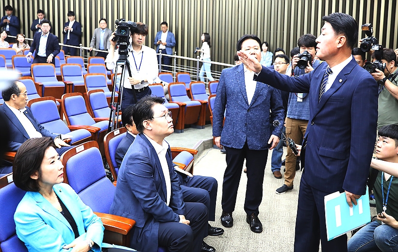 지난 5일, 자유한국당 예산결산특별위원장 선출을 위한 의원총회 도중 황영철 의원이 지도부서 의총을 비공개로 전환하려 하자 항의하고 있다. ▲ 지난 5일, 자유한국당 예산결산특별위원장 선출을 위한 의원총회 도중 황영철 의원이 지도부서 의총을 비공개로 전환하려 하자 항의하고 있다.