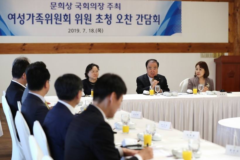 여성가족위원회 초청 오찬간담회서 발언하는 문희상 국회의장 ▲ 여성가족위원회 초청 오찬간담회서 발언하는 문희상 국회의장