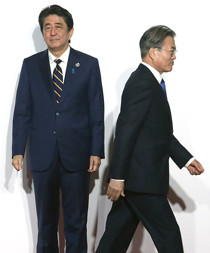 문재인 대통령(사진 오른쪽)과 아베 일본 총리 ▲ 문재인 대통령(사진 오른쪽)과 아베 일본 총리