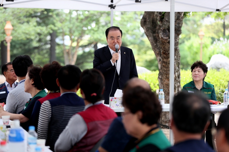 국회 조경 근로자에게 감사 인사말하는 문희상 국회의장 ▲ 국회 조경 근로자에게 감사 인사말하는 문희상 국회의장