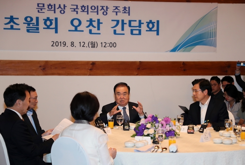 지난 12일, 서울 여의도 국회 사랑재서 열린 초월회 오찬 모임서 발언하는 문희상 국회의장 ▲ 지난 12일, 서울 여의도 국회 사랑재서 열린 초월회 오찬 모임서 발언하는 문희상 국회의장