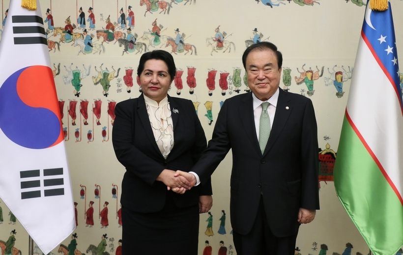 악수 나누는 문희상 국회의장(사진 오른쪽)과 탄질라 나르바예바 우즈베키스탄 상원의장