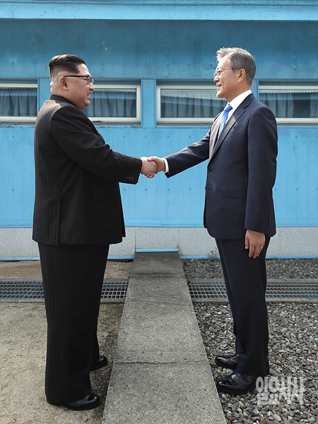 ▲ 악수 나누는 문재인 대통령과 김정은 북한 국무위원장 ⓒ사진공동취재단