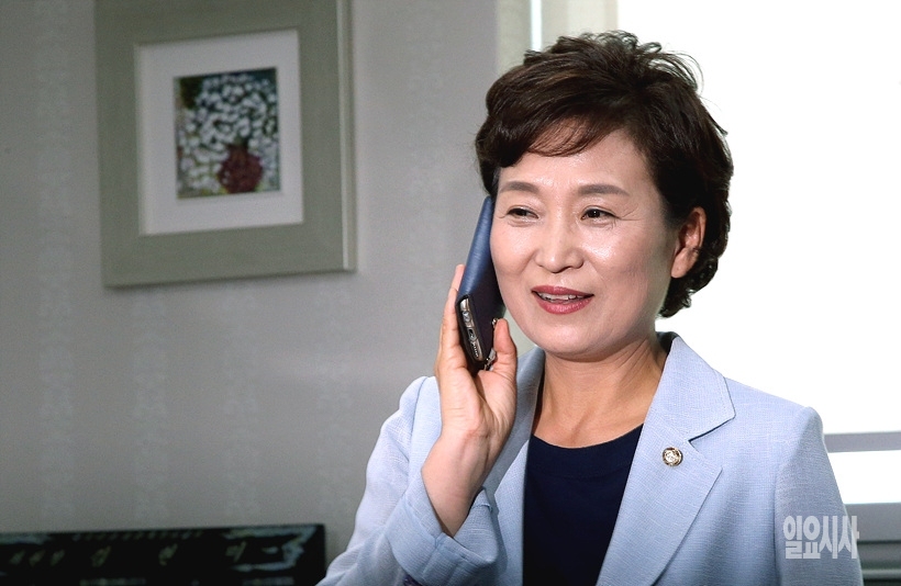 최근 ‘민간택지 분양가상한제’ 도입으로 존재감을 드러내고 있는 김현미 국토교통부장관 ▲ 김현미 국토교통부장관