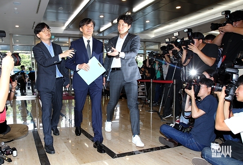 인사청문회 준비 사무실로 출근하는 조국 법무부장관 후보자 ▲ ▲조국 법무부장관 후보자