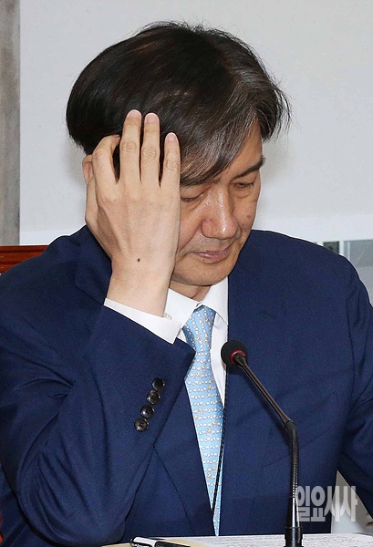 조국 법무부장관 후보자가 최근 국회 인사청문회를 앞두고 각종 의혹들로 곤욕을 치르고 있다. ▲ 조국 법무부장관 후보자가 최근 국회 인사청문회를 앞두고 각종 의혹들로 곤욕을 치르고 있다.