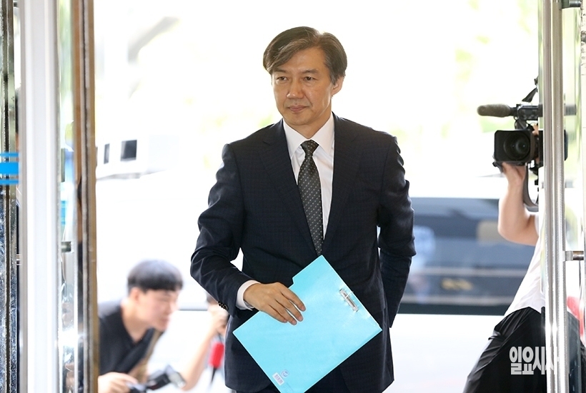 인사청문회 준비 사무실로 출근하는 조국 법무부장관 후보자 ▲ 인사청문회 준비위 사무실로 출근하는 조국 법무부장관 후보자
