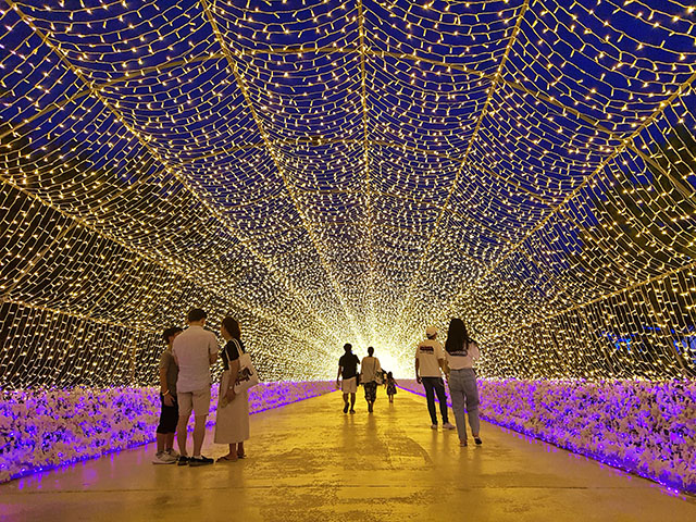 ▲ ‘별빛정원 우주’에 있는 터널갤럭시101은 국내에서 가장 긴 101m 빛의 터널이다.