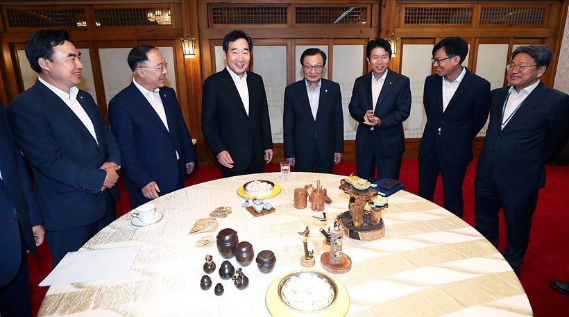 당정청회의 갖는 이낙연 국무총리와 김상조 정책실장 및 더불어민주당 지도부 ⓒ청와대 ▲ 당정청회의 갖는 이낙연 국무총리와 김상조 정책실장 및 더불어민주당 지도부 ⓒ청와대