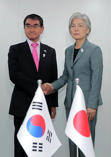 강경화 외교부장관과 다로 일본 외무상 ▲ 강경화 외교부장관과 다로 일본 외무상