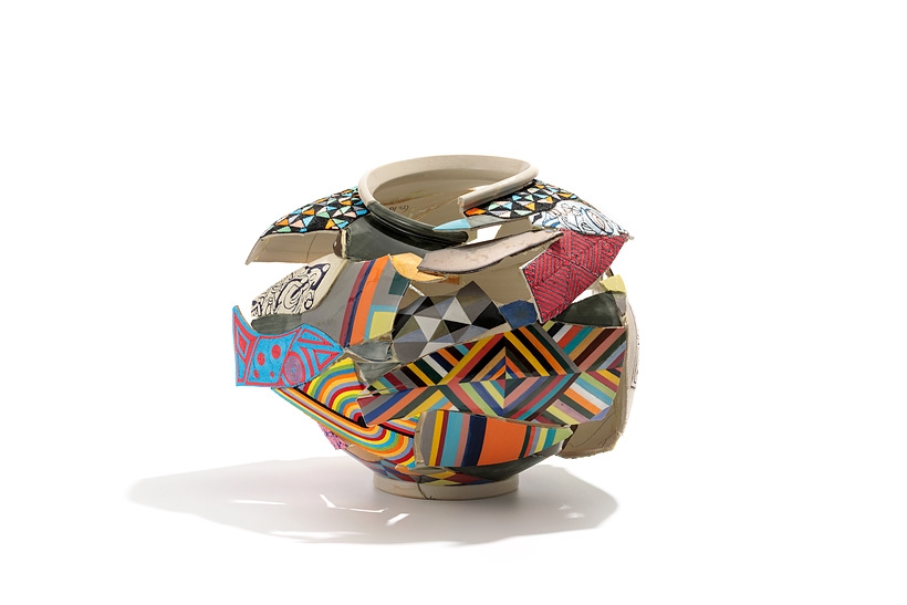 이준_Today as the History of tomorrow_45x40x36cm_Thread on broken ceramic, Hand painting on ceramic_2019 ▲ 이준_Today as the History of tomorrow_45x40x36cm_Thread on broken ceramic, Hand painting on ceramic_2019