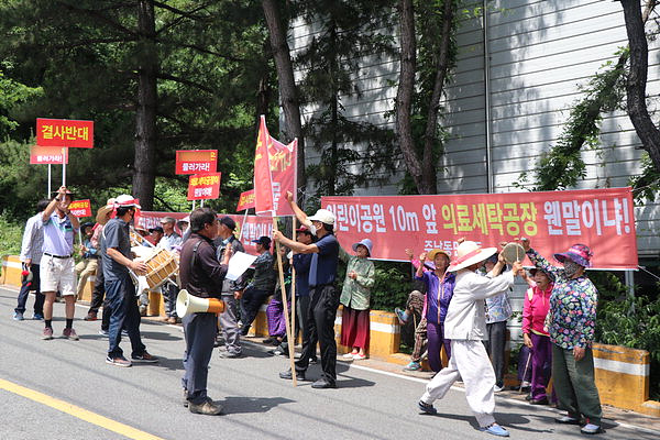 악취로 시달리다 최근 시위 갖는 경남 양산시 소유동 주민들 ▲ 악취로 시달리다 최근 시위 갖는 경남 양산시 소유동 주민들