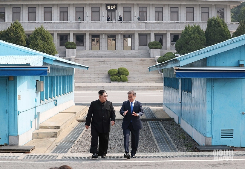 판문점서 역사적 회동 갖는 문재인 대통령(사지 오른쪽)과 김정은 북한 국무위원장 ⓒ한국사진공동취재단 ▲ 역사적 회동 갖는 문재인 대통령과 김정은 북한 국무위원장 ⓒ한국사진공동취재다