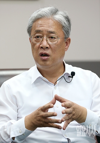 유성엽 대안정치연대 대표가 <일요시사> 기자와 특집 인터뷰를 갖고 있다. ▲ 유성엽 대안정치연대 대표가 일요시사와 특집 인터뷰를 갖고 있다.