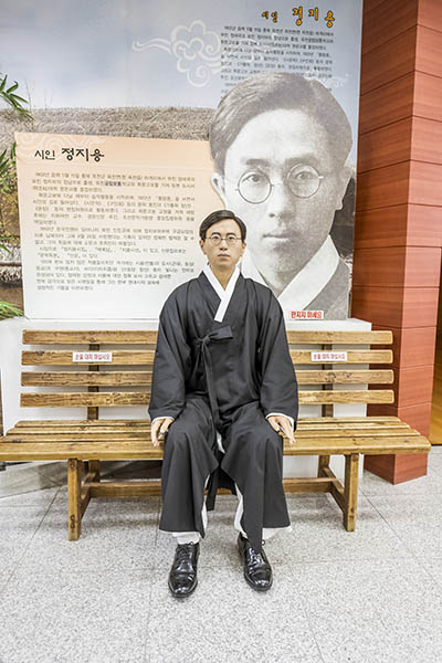 정지용문학관 입구에 있는 밀랍 인형 ▲ 정지용문학관 입구에 있는 밀랍 인형