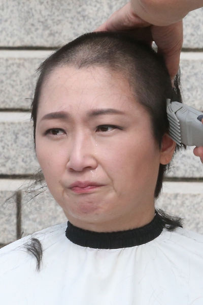 서울 여의도 국회서 삭발 중인 이언주 무소속 의원 ▲ 삭발 중인 이언주 무소속 의원