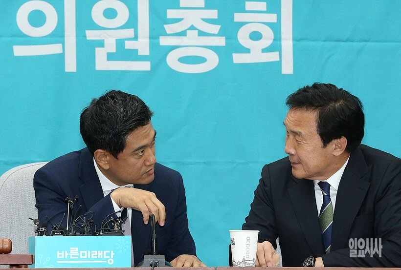 의원총회서 대화 나누는 손학규 바른미래당 대표(사진 오른쪽)와 오신환 원내대표 ▲ ▲ 의원총회서 대화 나누는 손학규 바른미래당 대표(사진 오른쪽)와 오신환 원내대표