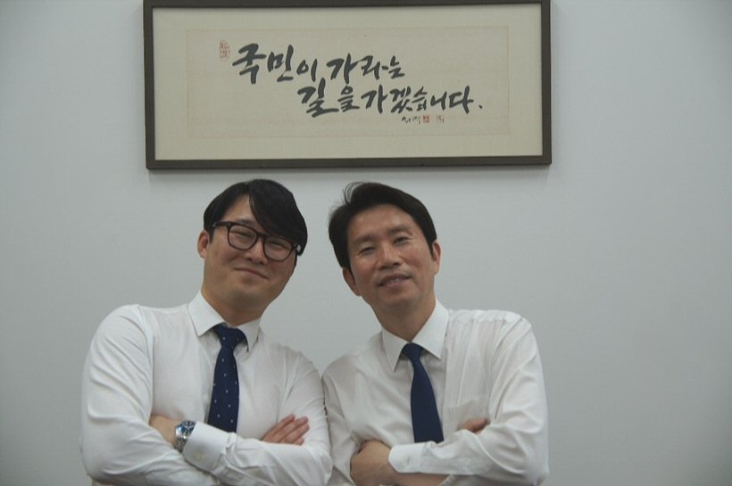 이인영 더불어민주당 원내대표와 오상택 박사(사진 왼쪽) ▲ ▲ 이인영 더불어민주당 원내대표와 오상택 박사