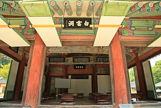 강학당 밖에는 ‘백운동’, 안에는 ‘소수서원’ 현판을 걸었다. ▲ 강학당 밖에는 ‘백운동’, 안에는 ‘소수서원’ 현판을 걸었다.