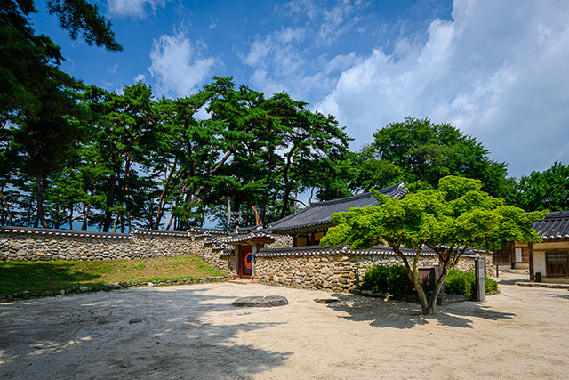 ▲ 성리학을 처음 들여온 안향과 함께 안축, 안보, 주세붕을 모신 문성공묘 &lt;사진제공:영주시청&gt;