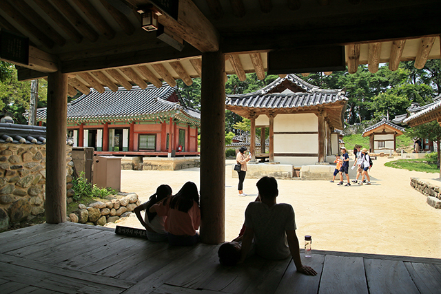 지락재 마루에서 바라본 소수서원 안뜰 ▲ 지락재 마루에서 바라본 소수서원 안뜰