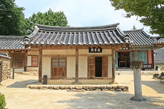 장서각과 정료대 ▲ 장서각과 정료대