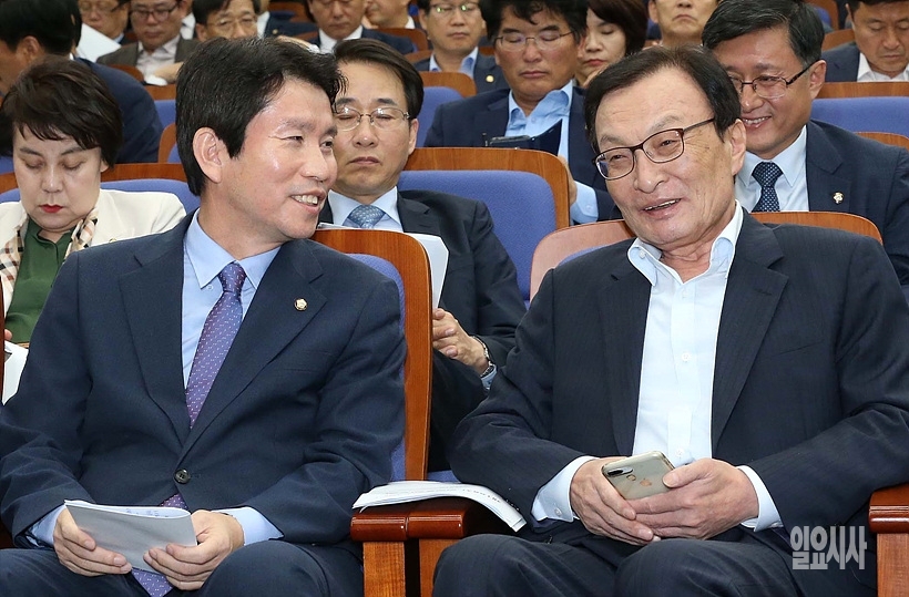 최근 ‘조국 정국’ 속 더불어민주당이 골머리를 앓고 있는 가운데 이해찬 대표(사진 오른쪽)와 이인영 원내대표가 의원총회에 앞서 대화를 나누고 있다. ▲ 최근 조국 정국 속 더불어민주당이 골머리를 앓고 있는 가운데 이해찬 대표와 이인영 원내대표가 의원총회에 앞서 대화를 나누고 있다.