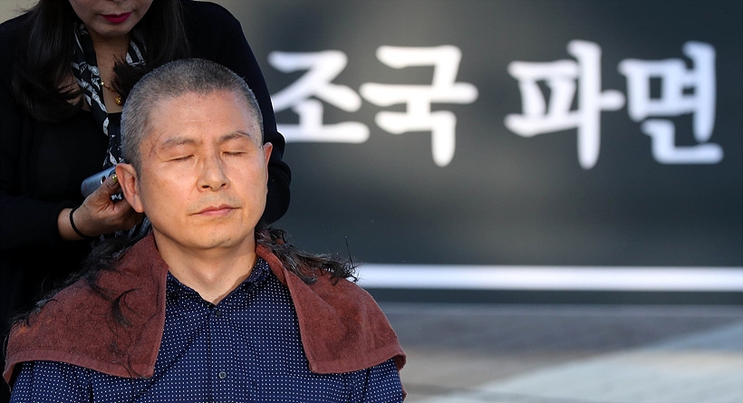 삭발 강행하고 있는 황교안 자유한국당 대표