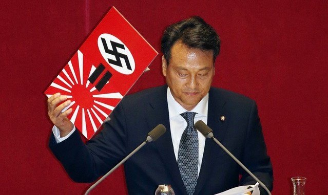 욱일기 금지 결의안에 앞서 제안설명 중인 안민석 국회 문화체육관광위원장 ▲ 욱일기 금지 결의안에 앞서 제안설명 중인 안민석 국회 문화체육관광위원장