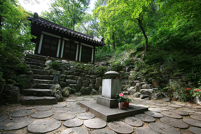 ▲ 시주길상화공덕비와 사당