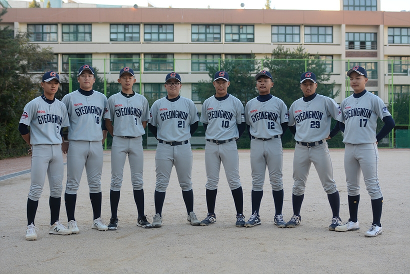 경원중 3학년 야수진(사진 왼쪽부터 윤승민, 김현진, 김정겸, 류지우, 황찬재, 최경빈, 고한결, 김동영) ▲ 경원중 3학년 야수진(사진 왼쪽부터 윤승민, 김현진, 김정겸, 류지우, 황찬재, 최경빈, 고한결, 김동영)