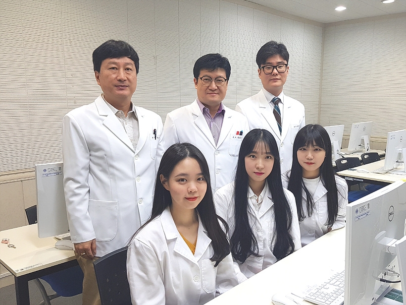 ▲ 사진 왼쪽 상단부터 정동주 교수, 진현석 교수, 박상정 교수, 왼쪽 하단부터 박혜정 학생, 임희선 학생, 전태은 학생